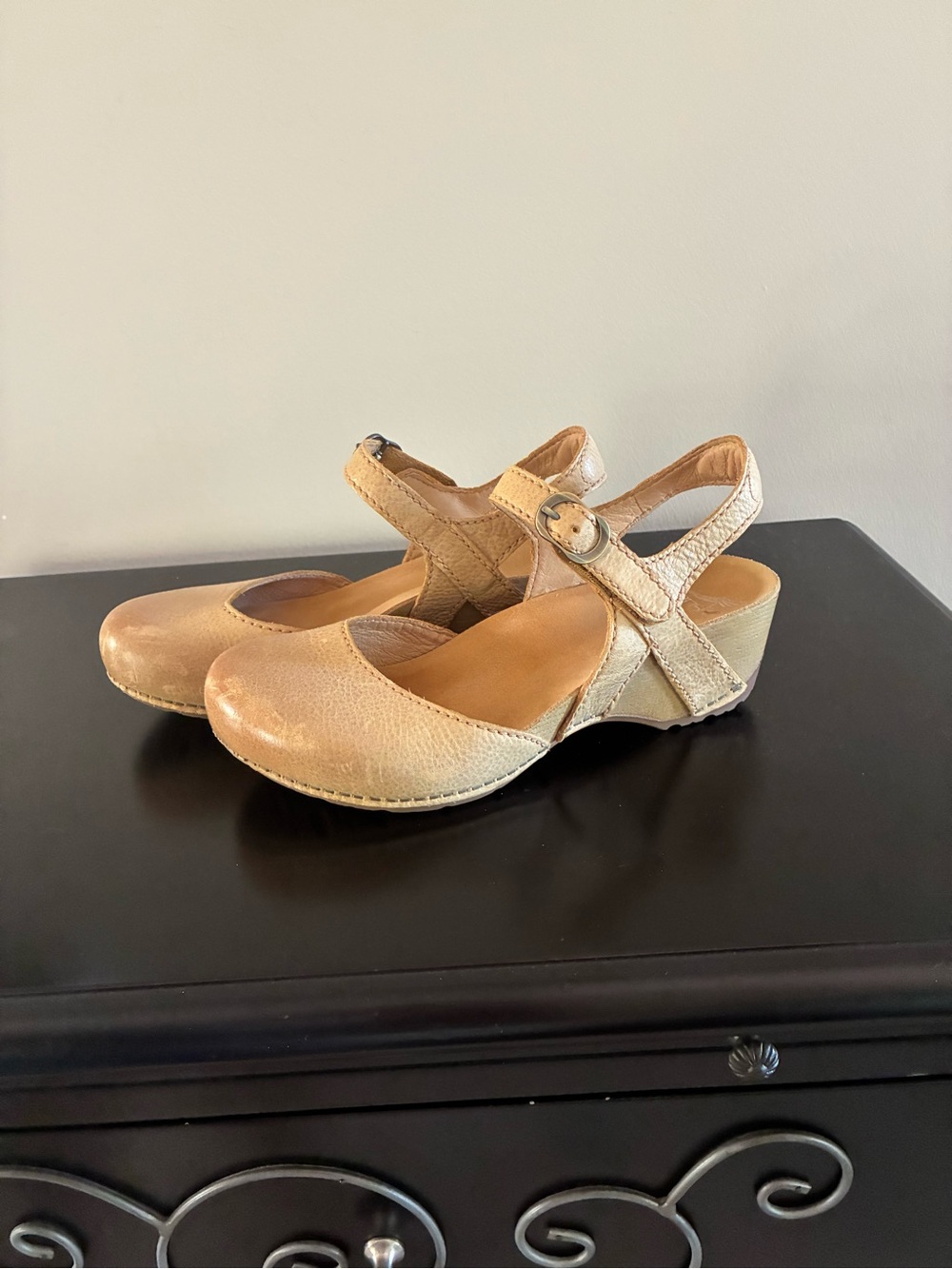 Dansko Tiffani Sandal Honey Distressed/beige